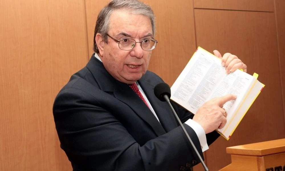 "Χτύπησε" πάλι ο Μπαμπινιώτης: Οι Βρετανοί «πανάκεια» εμείς «Click away»